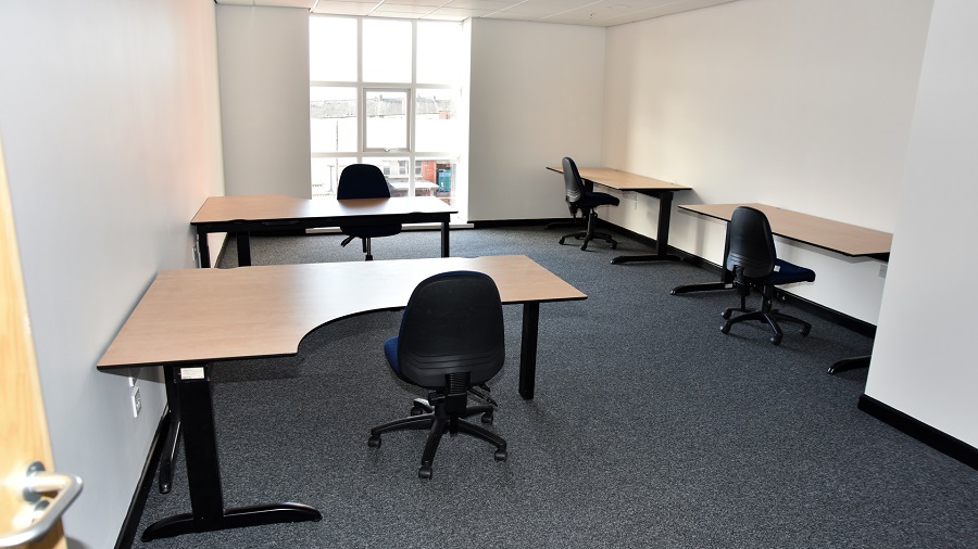 Office in Oldham - photo 3